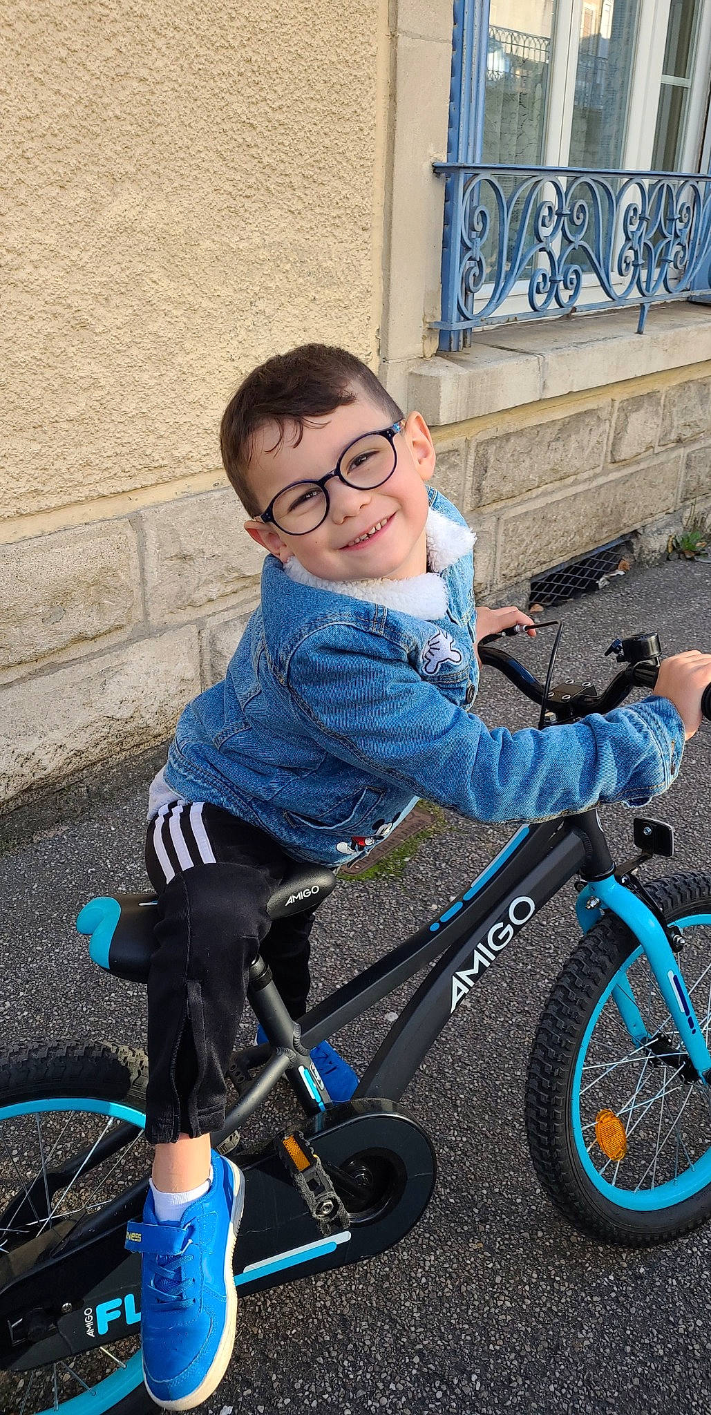 Sélyano participe au concours pour gagner de l'argent avec cette photo : bicycle, bicycle_accessory, bicycle_fork, bicycle_frame, bicycle_handlebar, bicycle_part, bicycle_saddle, bicycle_tire, bicycle_wheel, bicycle_wheel_rim, bicycles_equipment_and_supplies, blue, glasses, joy, person, rolling, shorts, smile, spoke, tire