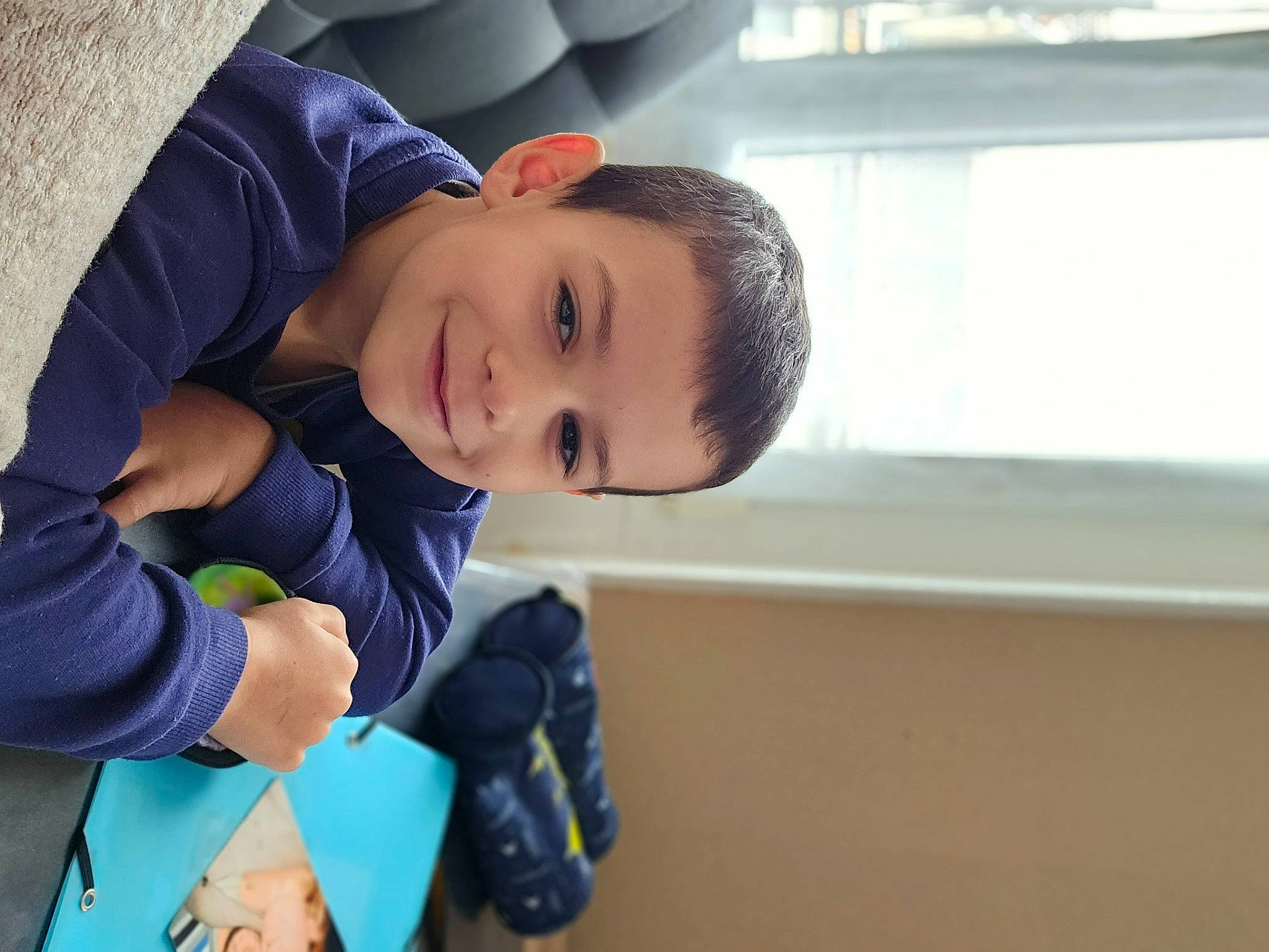 Sélyano participe au concours pour gagner de l'argent avec cette photo : auto_part, black_hair, child, comfort, elbow, electric_blue, fun, hairstyle, happy, joy, leisure, luxury_vehicle, person, room, shoulder, sitting, sleeve, smile, t_shirt, toddler