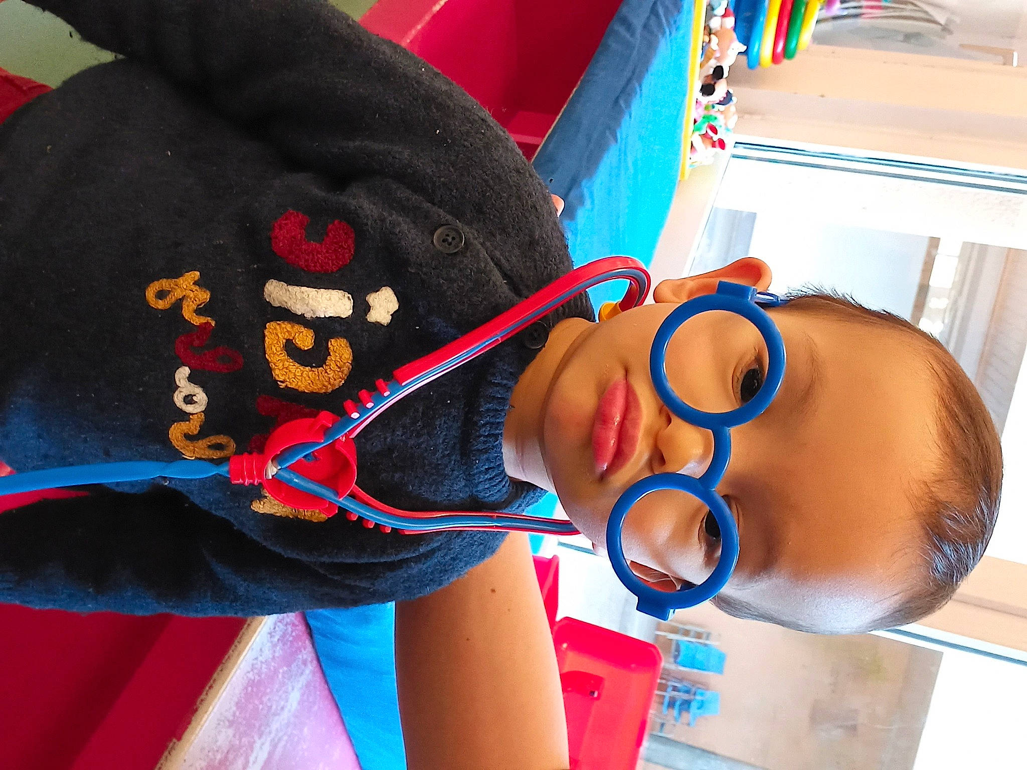 Aylan participe au concours pour gagner de l'argent avec cette photo : abdomen, carmine, chest, elbow, electric_blue, eyewear, foot, fun, gesture, headgear, human_leg, leisure, person, personal_protective_equipment, room, stuffed_toy, thigh, thumb, trunk, visual_arts