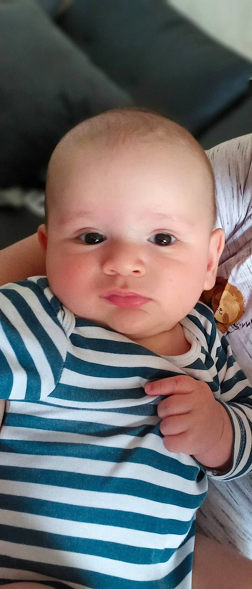 Mayas participe au concours pour gagner de l'argent avec cette photo : baby, baby_toddler_clothing, cheek, chin, eye, eyebrow, eyelash, facial_expression, finger, gesture, hairstyle, happy, iris, lip, mouth, nose, person, skin, sleeve, smile