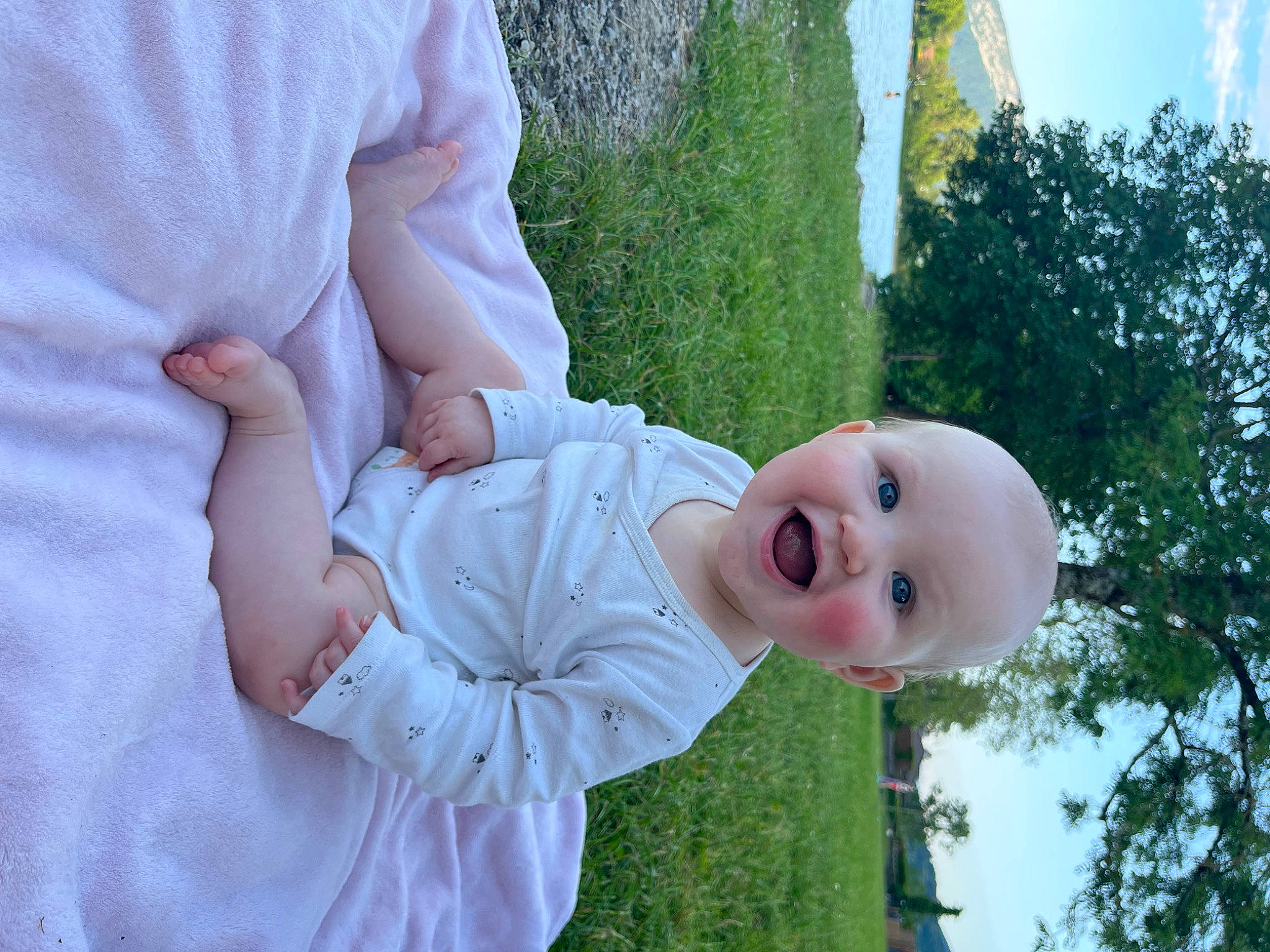 Ilyana participe au concours pour gagner de l'argent avec cette photo : arm, baby, baby_toddler_clothing, child, cloud, gesture, grass, hand, happy, hat, human_body, joy, leisure, people_in_nature, person, plant, sky, smile, toddler, tree