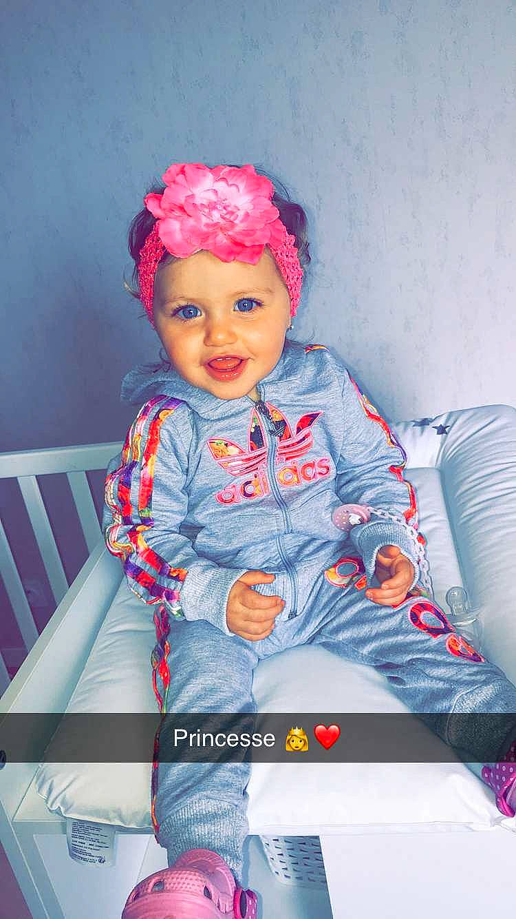 Joy a rejoint le concours — aidez-le/la à gagner de superbes lots ! baby, child, child_model, hair_accessory, headband, headgear, person, pink, smile, toddler