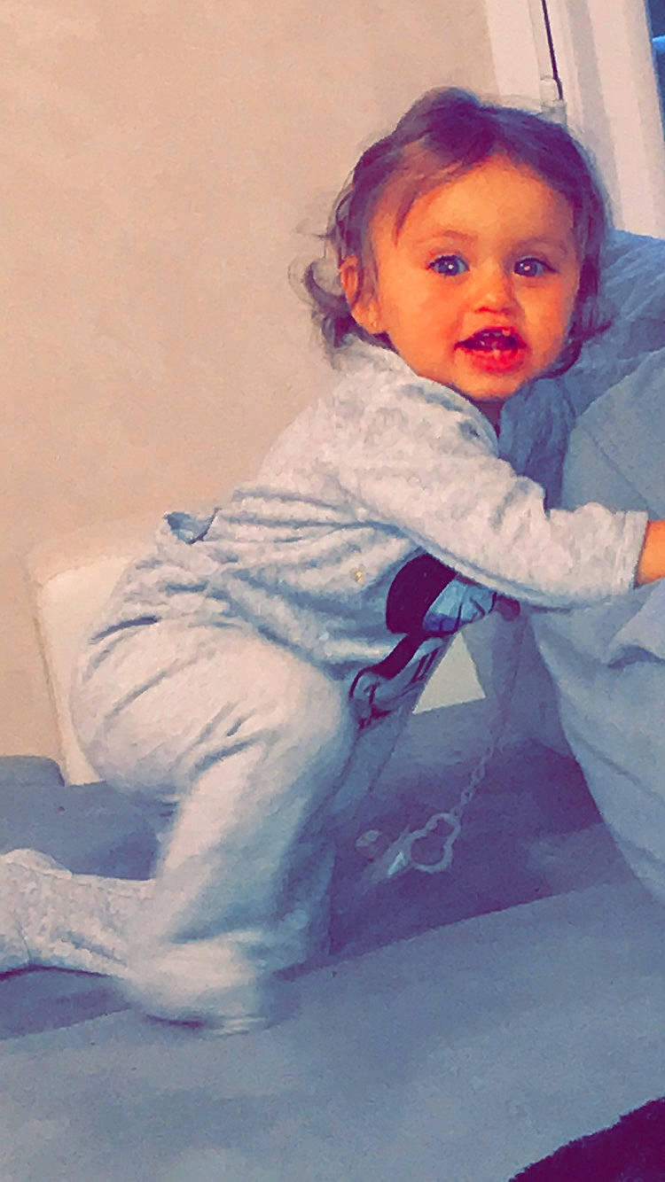 Joy a rejoint le concours — aidez-le/la à gagner de superbes lots ! baby, cheek, child, eye, person, portrait, sitting, skin, smile, toddler