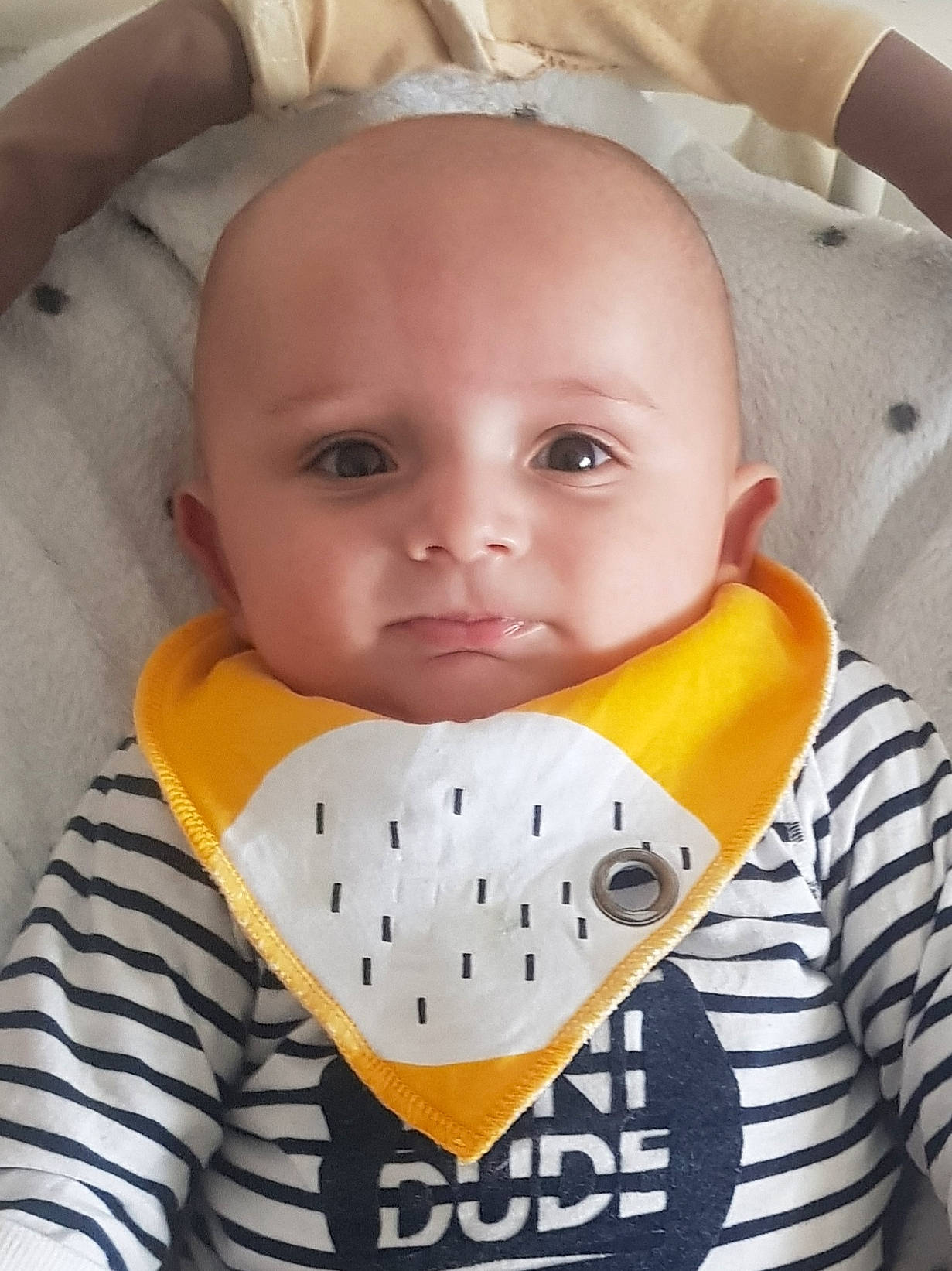 Léo participe au concours pour gagner de l'argent avec cette photo : baby, baby_products, baby_safety, baby_toddler_clothing, bib, cheek, child, ear, face, head, lip, neck, nose, person, product, skin, toddler, yellow