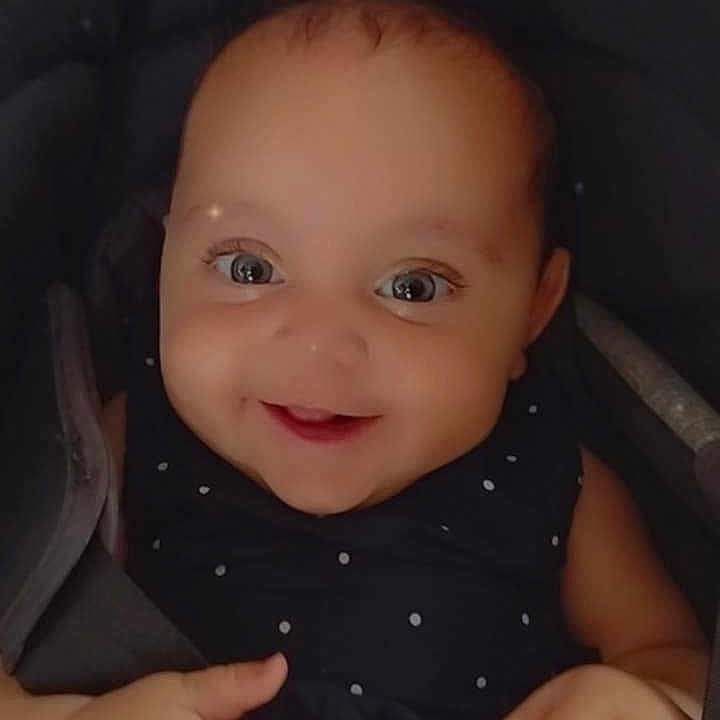 Thaïss a rejoint le concours — aidez-le/la à gagner de superbes lots ! accessories, baby, babylaughing, bodypart, clothing, coat, face, happy, head, homedecor, jacket, laughing, mouth, person, photography, portrait, smile, stroller, t_shirt, teeth