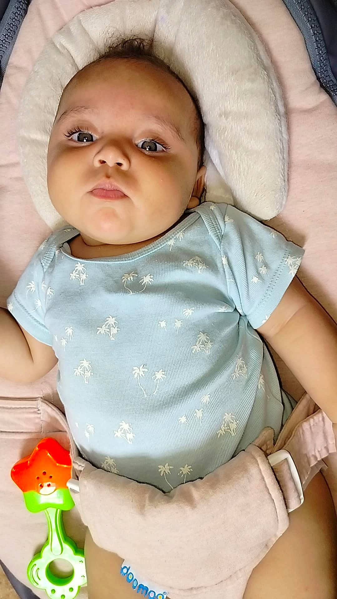 Thaïss a rejoint le concours — aidez-le/la à gagner de superbes lots ! baby, clothing, face, frown, happy, head, infantbed, person, photography, portrait, sad, sleeve, smile, toy