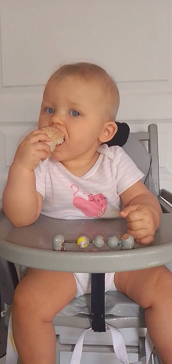 Marilou a rejoint le concours — aidez-le/la à gagner de superbes lots ! baby, baby_food, cheek, child, eating, person, skin, toddler