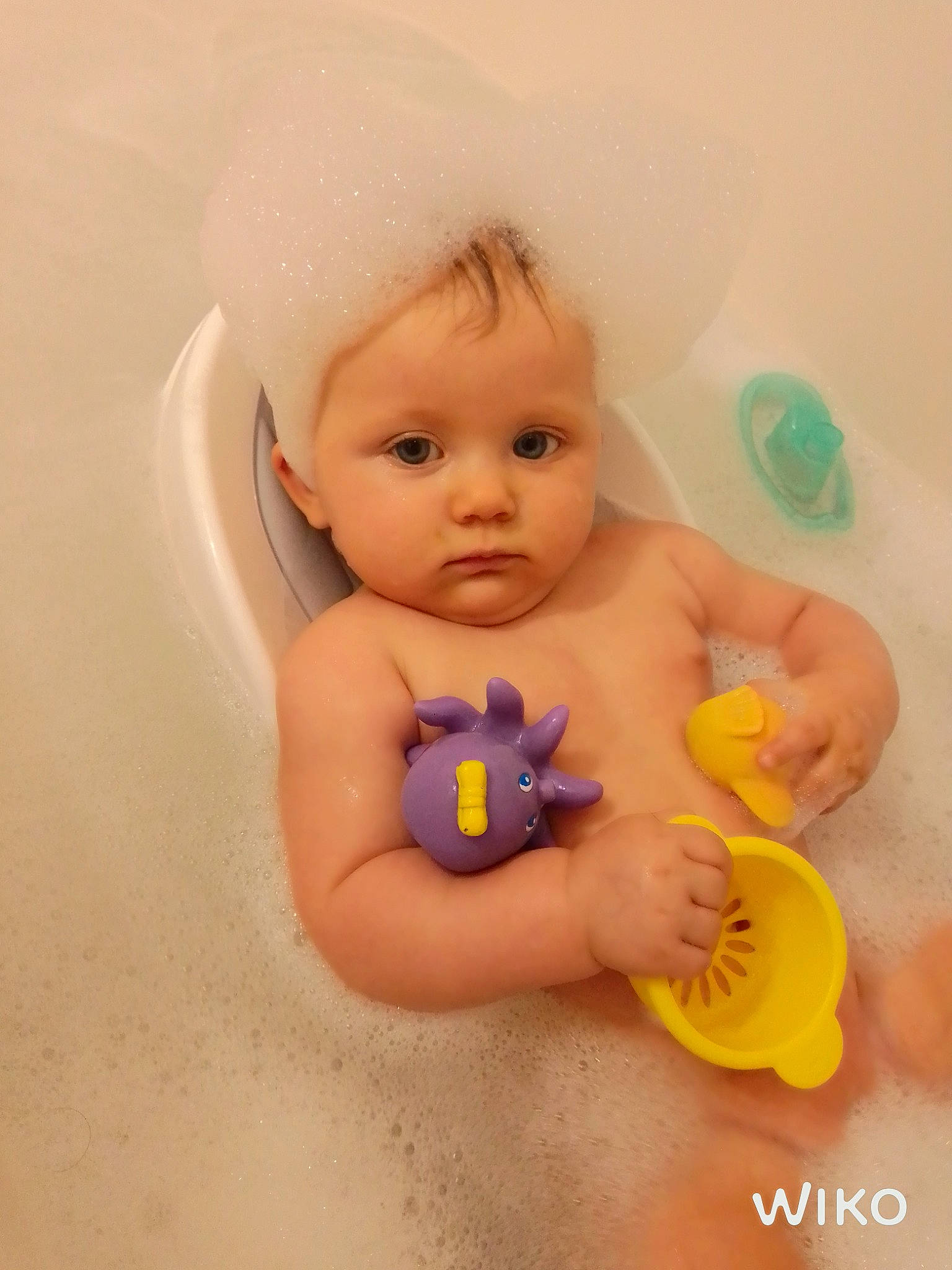 Marilou a rejoint le concours — aidez-le/la à gagner de superbes lots ! baby, baby_bathing, baby_toys, bath_toy, bathing, bathtub, child, joint, muscle, person, product, rubber_ducky, skin, toddler, toy, yellow