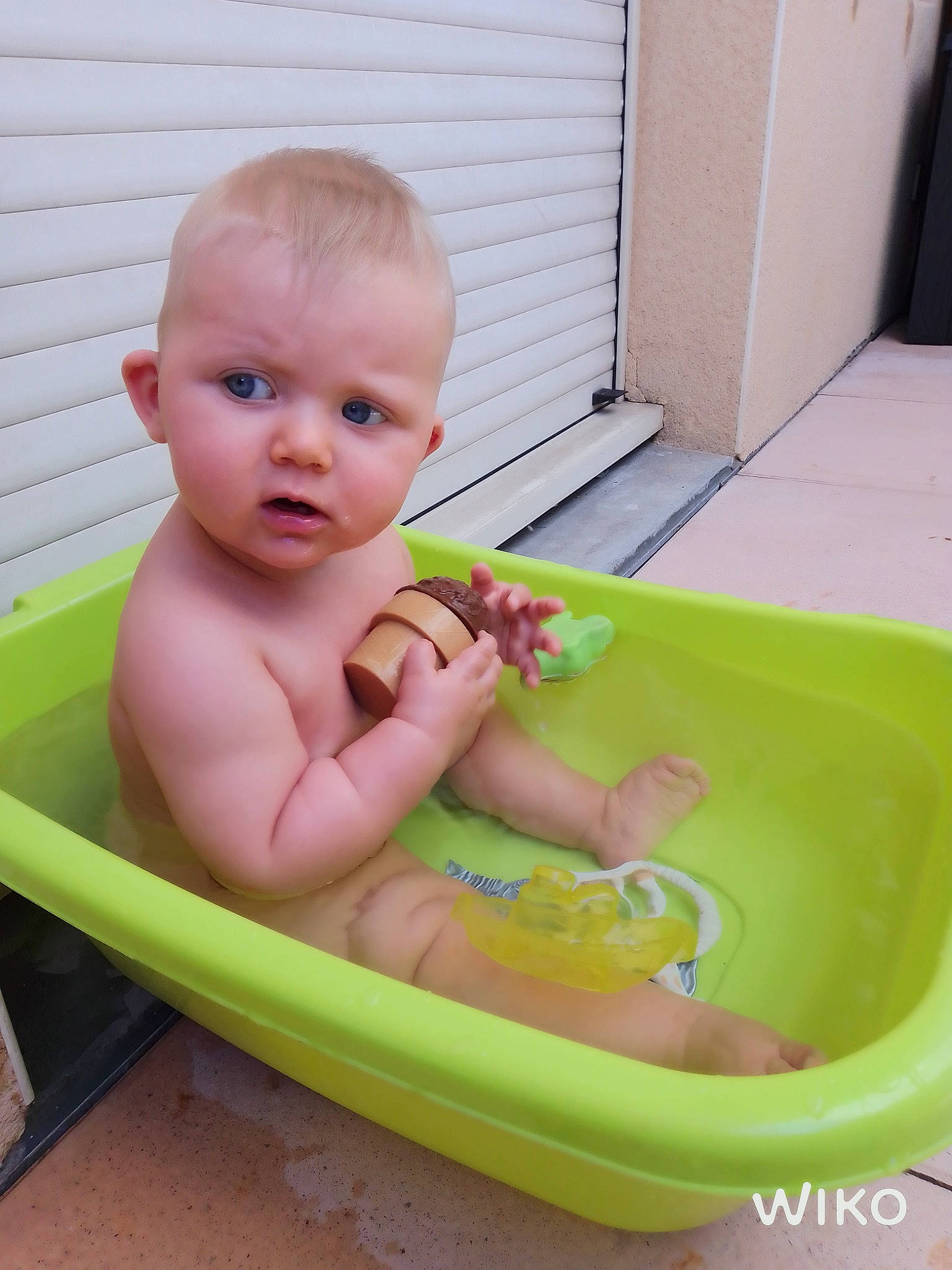Marilou participe au concours pour gagner de l'argent avec cette photo : baby, baby_bathing, bathing, bathtub, child, leisure, person, play, plumbing_fixture, product, toddler, washing
