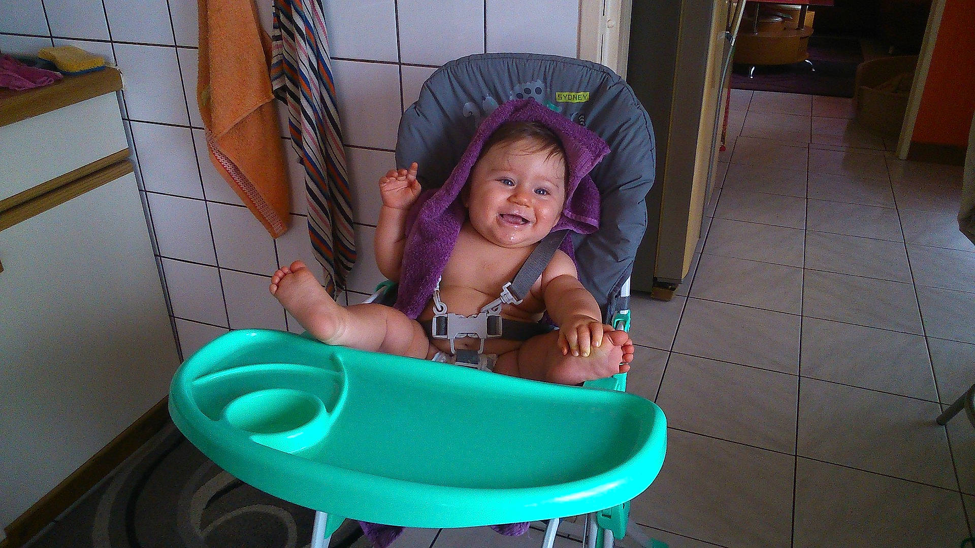 Lilas a rejoint le concours — aidez-le/la à gagner de superbes lots ! black_hair, fun, girl, leisure, person, product, purple, smile, vacation