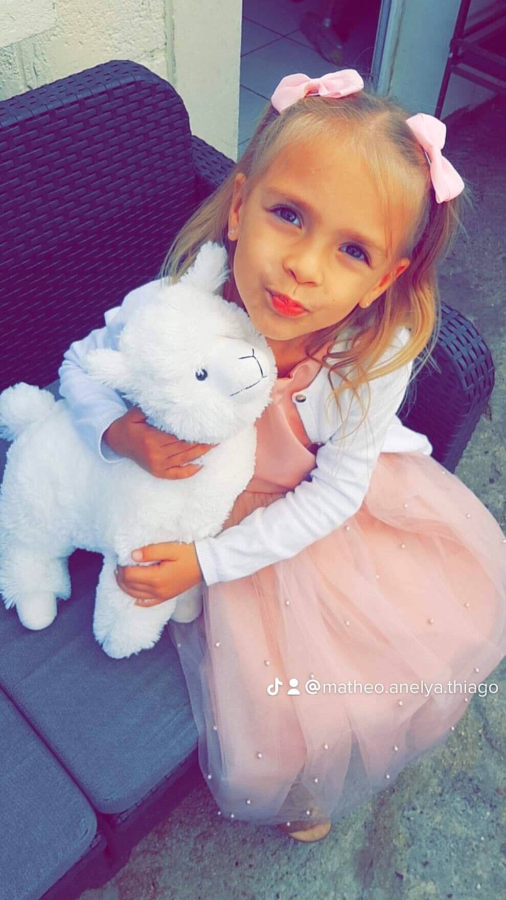 Anélya participe au concours pour gagner de l'argent avec cette photo : baby_toddler_clothing, blond, child, ear, eyelash, fashion_accessory, fur, hairstyle, happy, head, iris, person, pink, plush, purple, skin, smile, stuffed_toy, teddy_bear, toddler