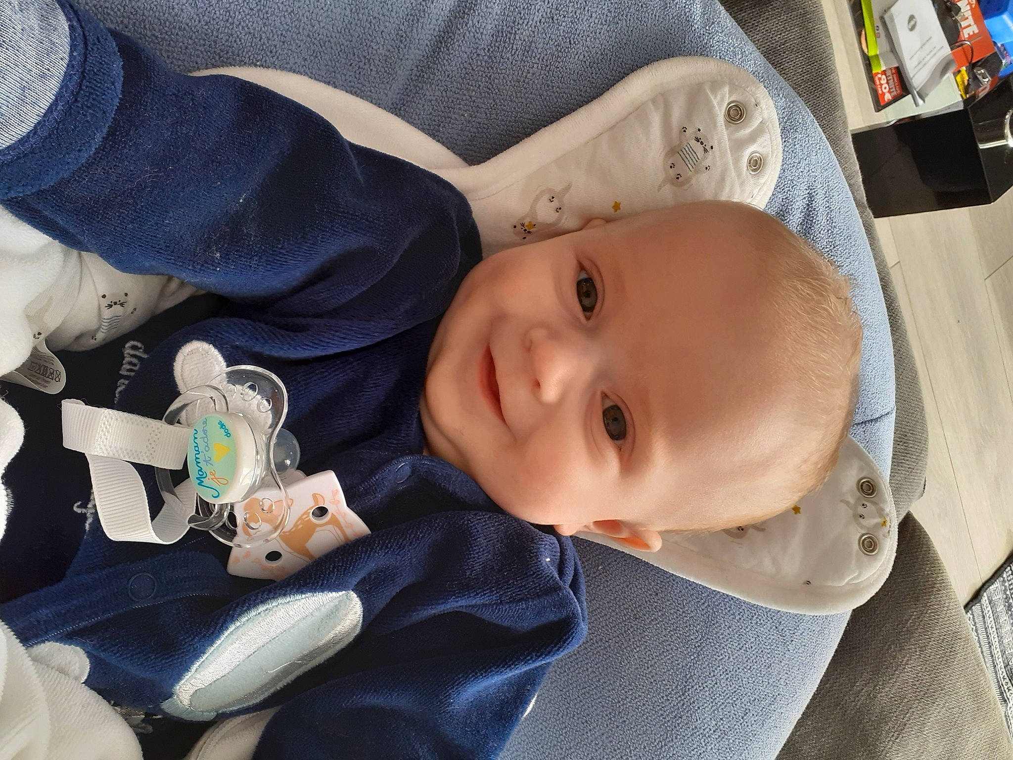 Sacha a rejoint le concours — aidez-le/la à gagner de superbes lots ! baby, baby_carriage, baby_products, baby_toddler_clothing, car_seat, cheek, child, comfort, finger, happy, human_body, joy, nail, person, sitting, skin, sleeve, smile, toddler, tree