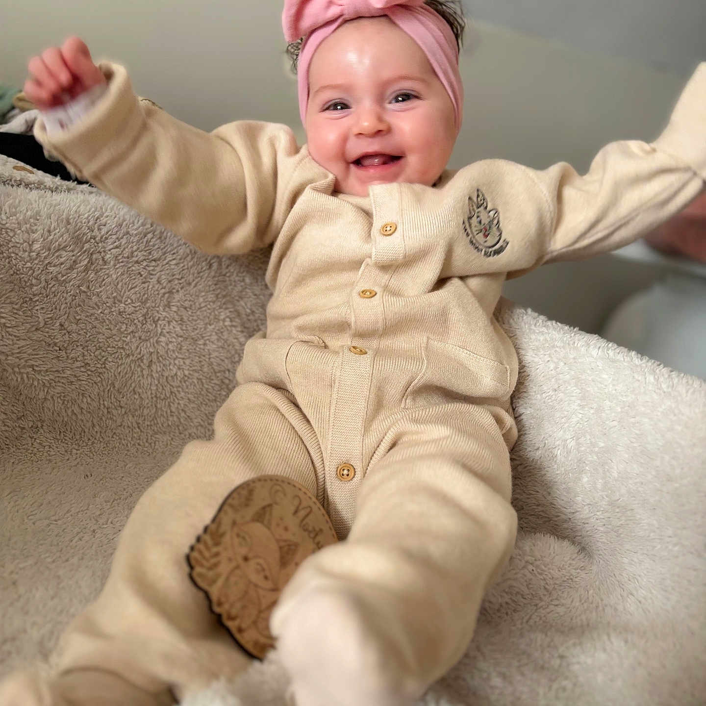 Noëlya a rejoint le concours — aidez-le/la à gagner de superbes lots ! baby, infant, smiling, headband, pink, onesie, beige, blanket, cozy, cute, happy, child, portrait, indoor, soft, fuzzy, warm, clothing, sitting, babywear