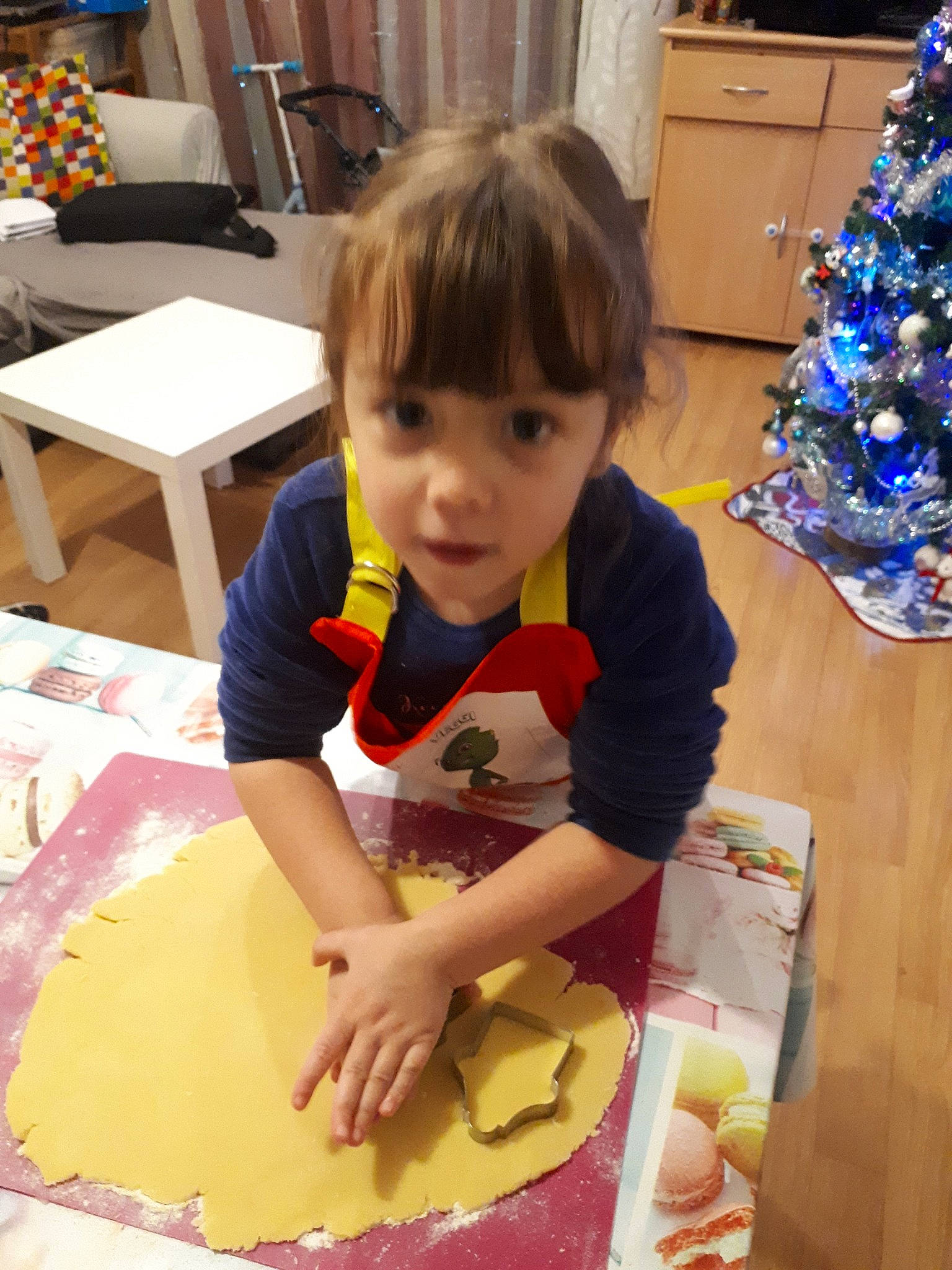 Gwendoline participe au concours pour gagner de l'argent avec cette photo : baking, child, person, play, toddler