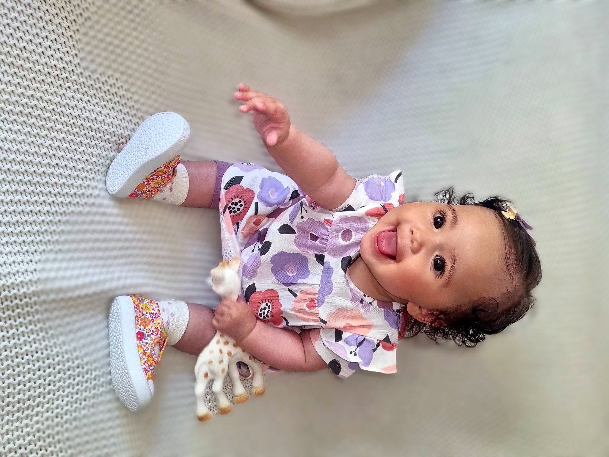 Zoe a rejoint le concours — aidez-le/la à gagner de superbes lots ! baby, baby_toddler_clothing, carmine, child, dress, finger, foot, fun, happy, human_leg, joy, knee, leg, nail, pattern, person, portrait_photography, skin, sweetness, thigh