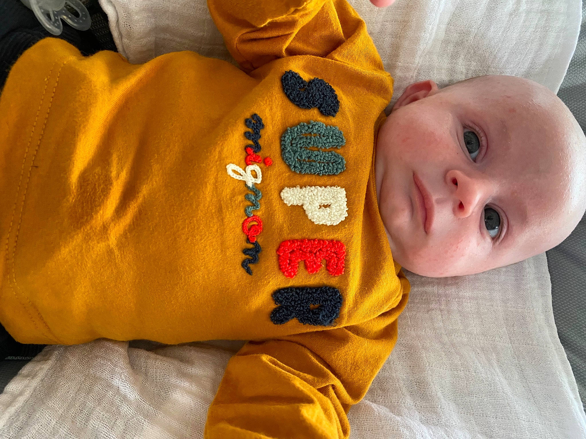 Côme a rejoint le concours — aidez-le/la à gagner de superbes lots ! baby, baby_products, baby_toddler_clothing, cheek, child, close_up, comfort, finger, happy, human_body, linens, nose, person, product, room, skin, sleeve, smile, textile, toddler