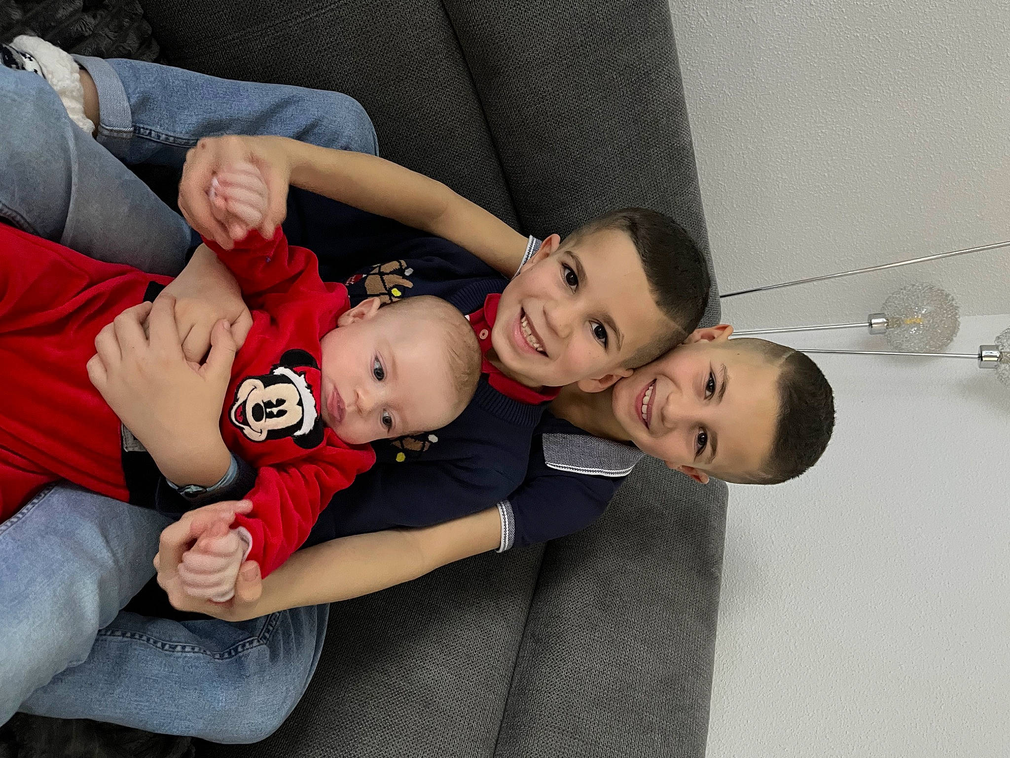 Léandro a rejoint le concours — aidez-le/la à gagner de superbes lots ! baby, baby_toddler_clothing, child, comfort, couch, event, fun, happy, joy, lap, leisure, person, product, room, sibling, sitting, skin, smile, thigh, toddler