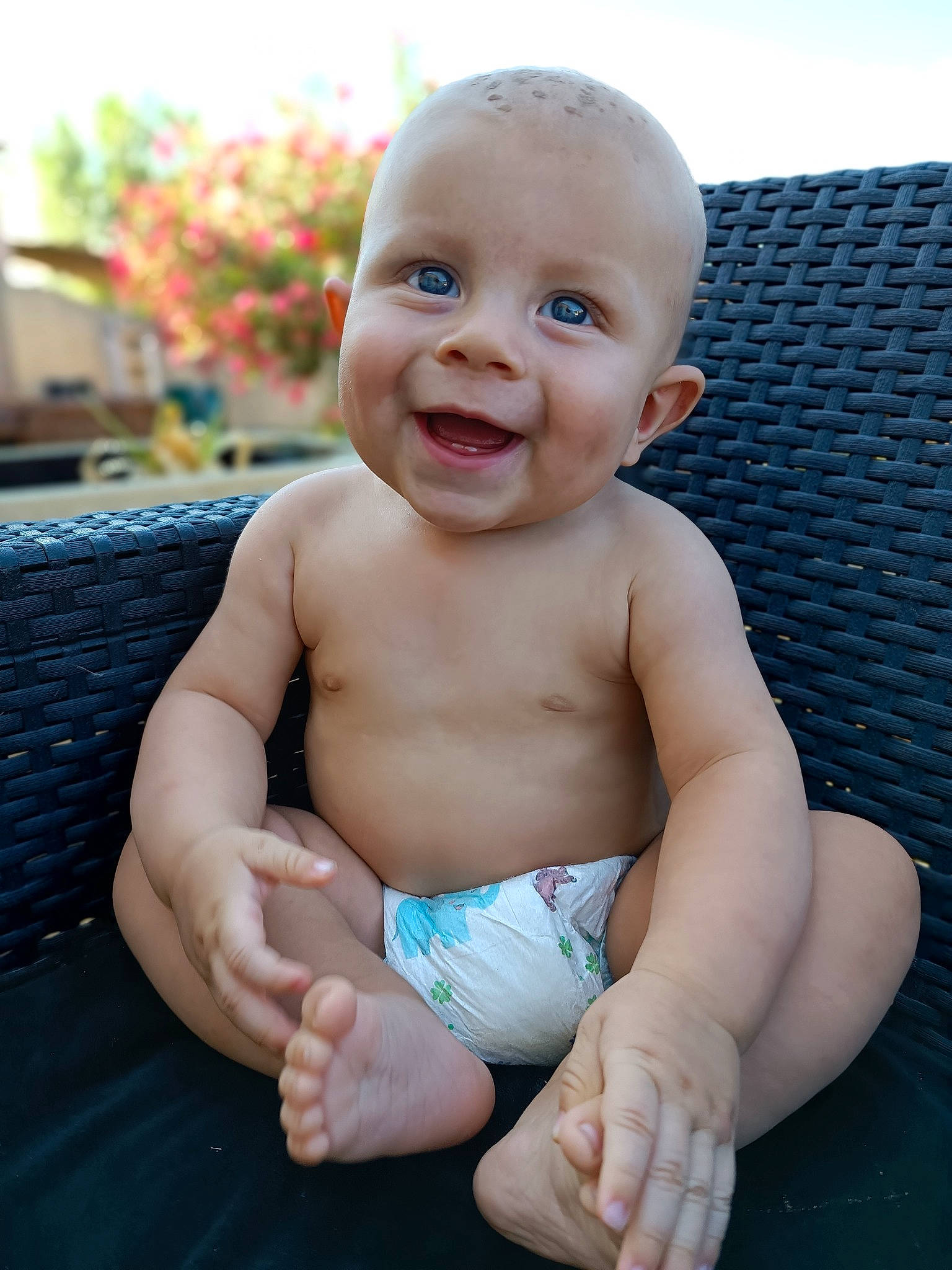 Thyago participe au concours pour gagner de l'argent avec cette photo : arm, azure, baby, baby_toddler_clothing, cheek, finger, gesture, grass, hand, happy, iris, joy, leg, lip, mouth, muscle, person, skin, smile, thigh