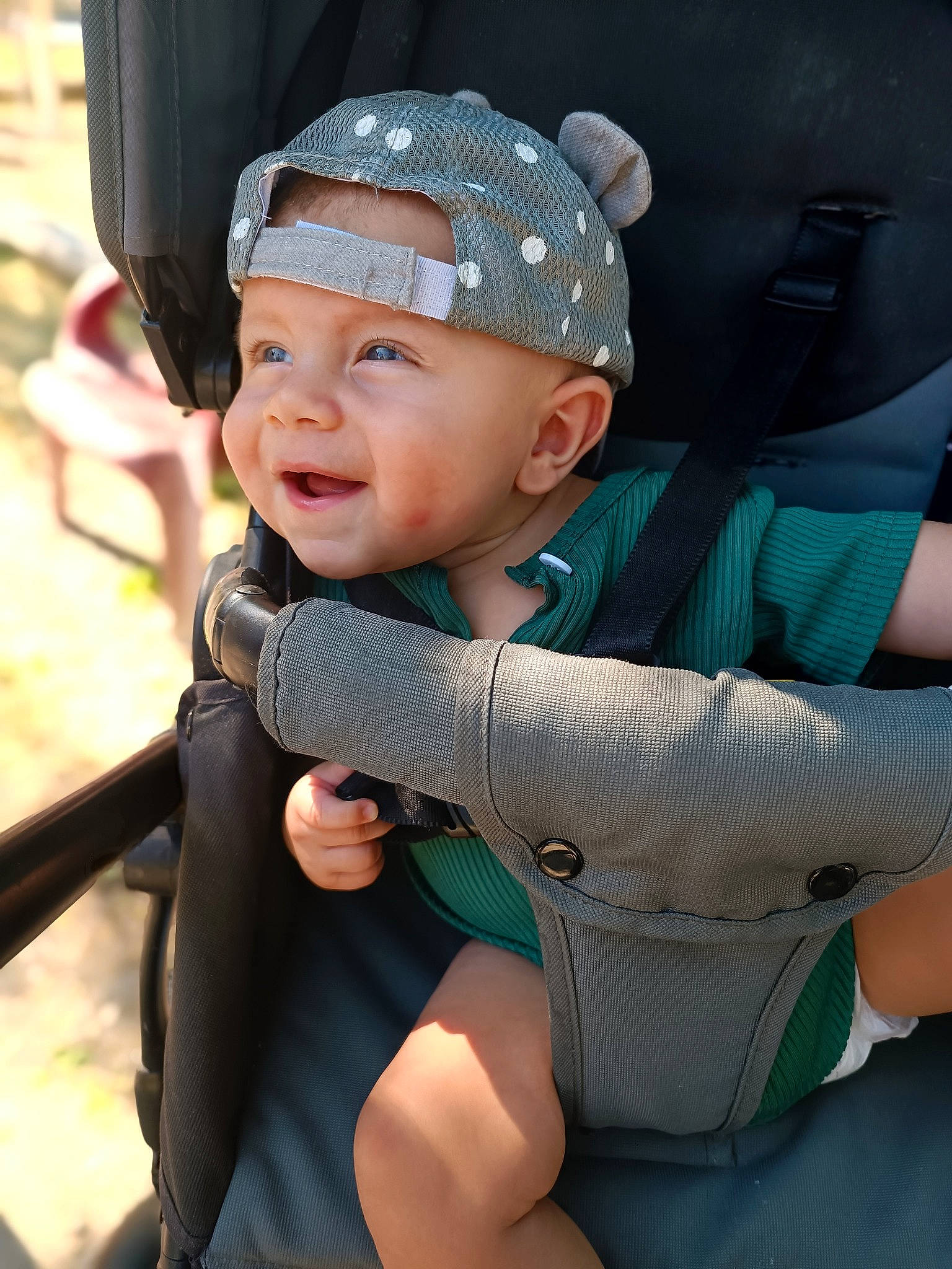 Thyago a rejoint le concours — aidez-le/la à gagner de superbes lots ! auto_part, automotive_exterior, baby, baby_carriage, baby_products, cap, car_seat, child, electric_blue, face, fashion_accessory, finger, gesture, happy, headwear, helmet, person, personal_protective_equipment, seat_belt, skin