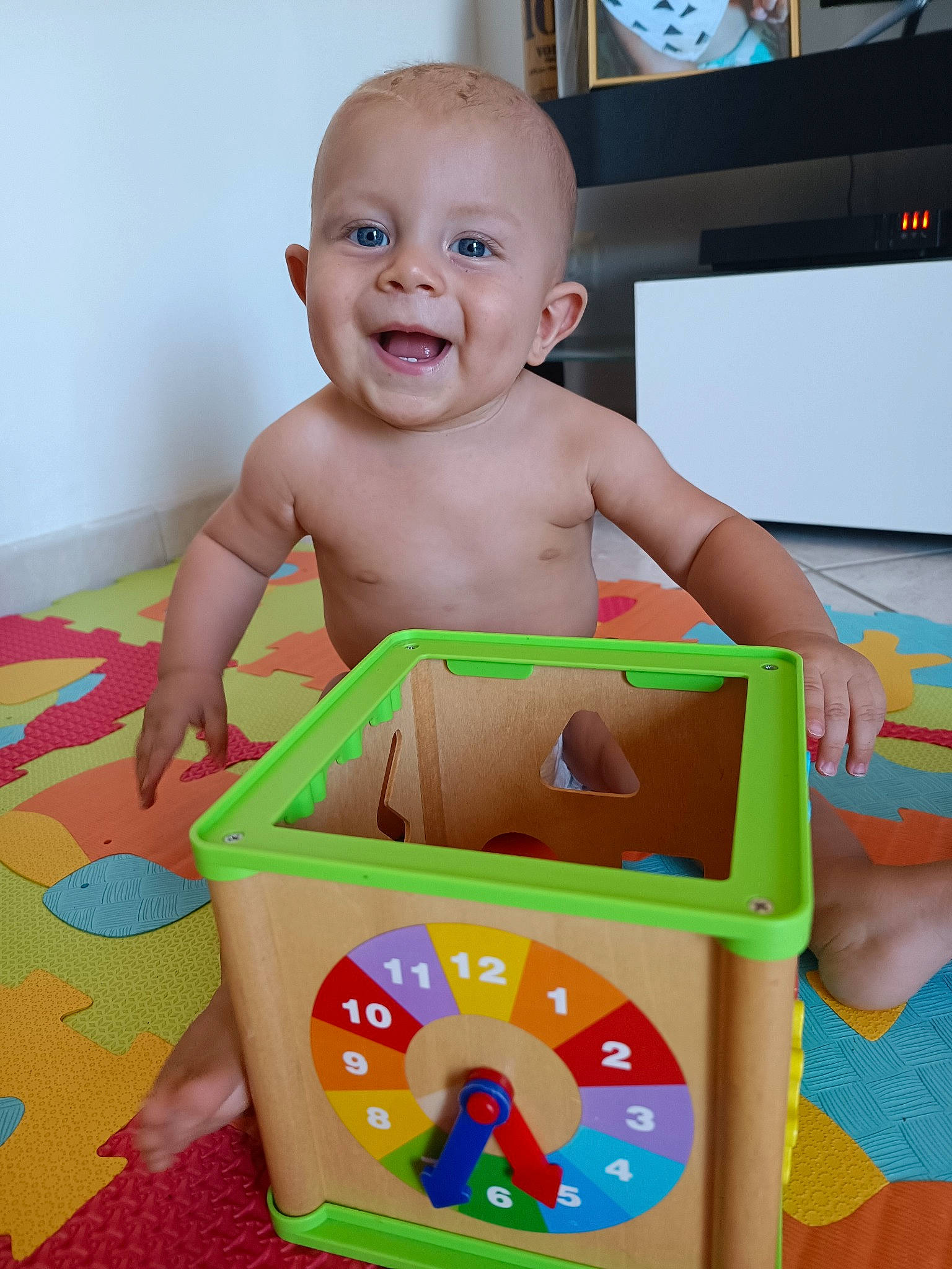 Thyago participe au concours pour gagner de l'argent avec cette photo : baby, baby_playing_with_toys, baby_products, baby_toys, chest, child, fun, happy, head, home_appliance, person, picture_frame, plastic, play, product, room, sitting, smile, television, toddler