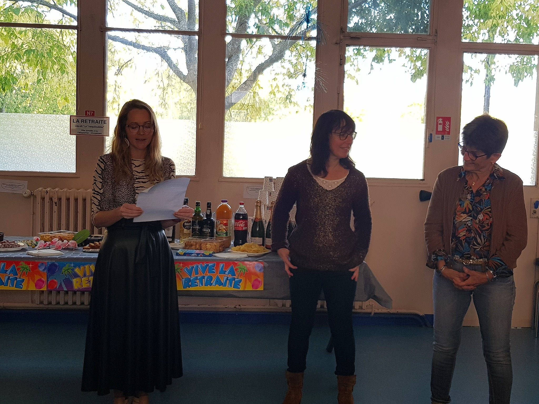 Fifty participe au concours pour gagner de l'argent avec cette photo : conversation, entertainment, event, fashion_design, flooring, fun, leisure, performance, performing_arts, recreation, room, team, tree, visual_arts, waist, youth