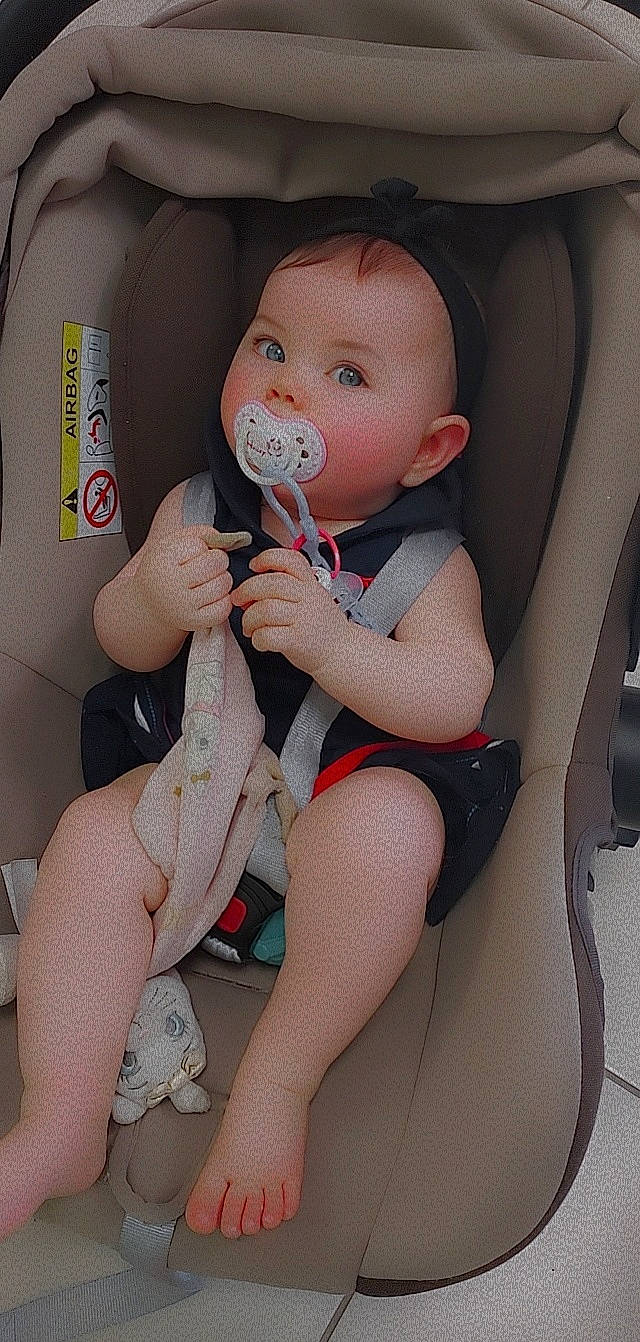 Haïley a rejoint le concours — aidez-le/la à gagner de superbes lots ! baby, baby_products, baby_toddler_clothing, beauty, comfort, eye, finger, human_leg, joint, knee, leg, lip, mouth, muscle, nail, person, pink, skin, thigh, toddler