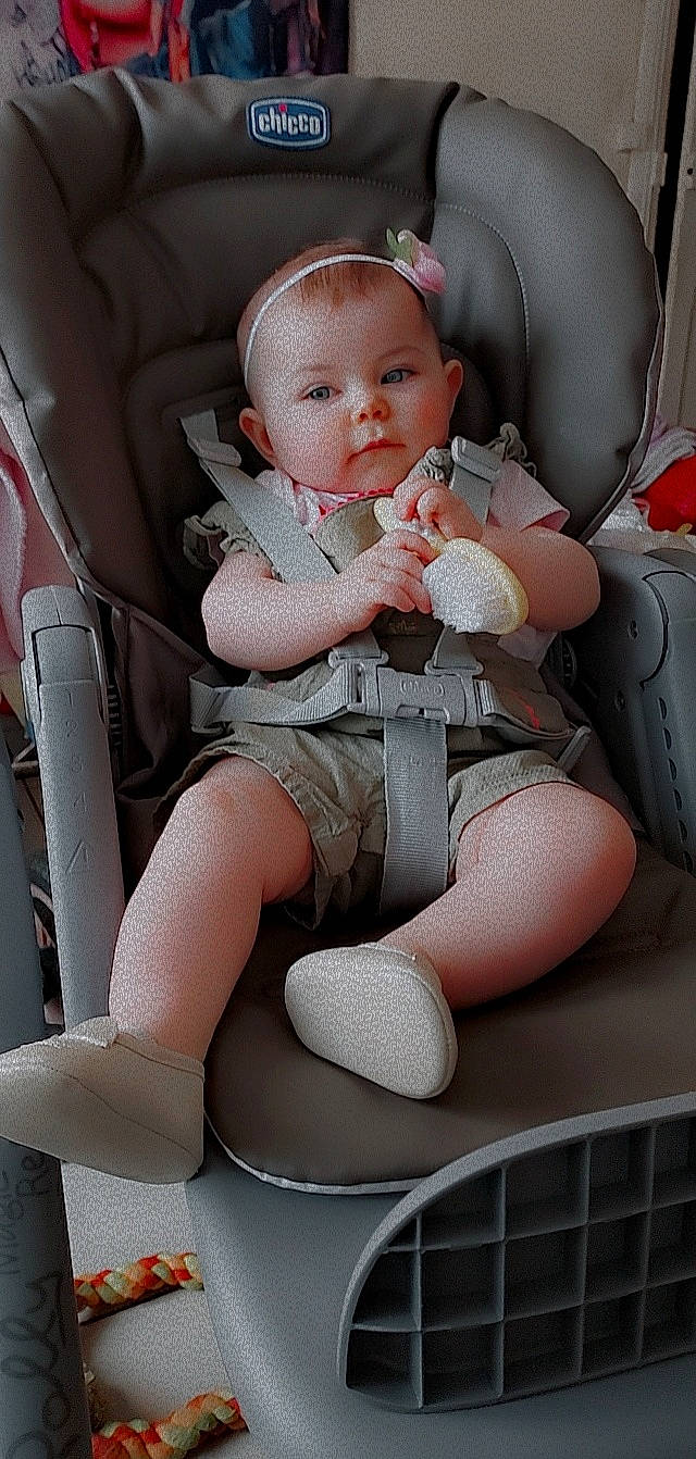 Haïley participe au concours pour gagner de l'argent avec cette photo : auto_part, baby, baby_toddler_clothing, beauty, car_seat, child, comfort, finger, flash_photography, human_leg, joint, knee, leg, muscle, person, pink, shorts, skin, thigh, thumb