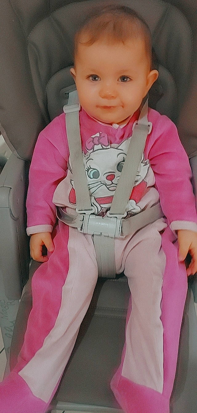 Haïley a rejoint le concours — aidez-le/la à gagner de superbes lots ! baby, baby_carriage, baby_products, baby_toddler_clothing, cheek, comfort, finger, gesture, human_body, magenta, neck, person, pink, seat_belt, skin, sleeve, smile, thigh, thumb, toddler