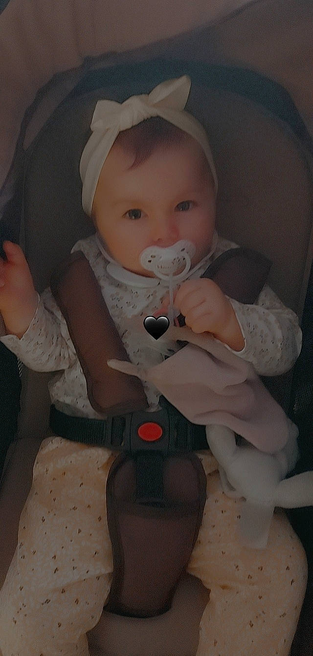 Haïley a rejoint le concours — aidez-le/la à gagner de superbes lots ! baby, baby_carriage, baby_products, baby_toddler_clothing, cheek, child, comfort, dress, eye, eyebrow, finger, human_body, iris, lip, nose, person, pink, skin, sleeve, thumb