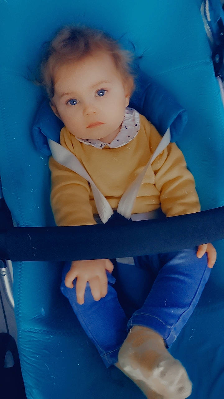 Kaïa a rejoint le concours — aidez-le/la à gagner de superbes lots ! azure, baby, baby_toddler_clothing, blue, cheek, child, comfort, electric_blue, eye, face, finger, flash_photography, fun, happy, head, human_leg, leisure, person, sitting, sleeve