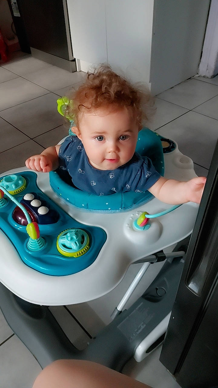 Kaïa a rejoint le concours — aidez-le/la à gagner de superbes lots ! audio_equipment, auto_part, automotive_design, automotive_exterior, baby, baby_products, baby_safety, baby_toddler_clothing, child, electronic_device, eye, face, fun, gadget, person, play, recreation, sitting, skin, t_shirt