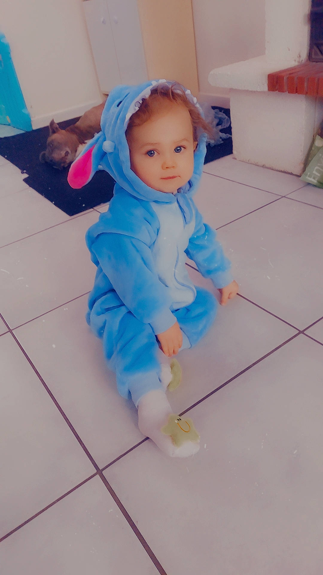 Kaïa participe au concours pour gagner de l'argent avec cette photo : baby, baby_toddler_clothing, cheek, child, electric_blue, eye, face, floor, flooring, foot, fun, happy, hardwood, human_leg, leg, person, room, shipping_box, sleeve, toddler