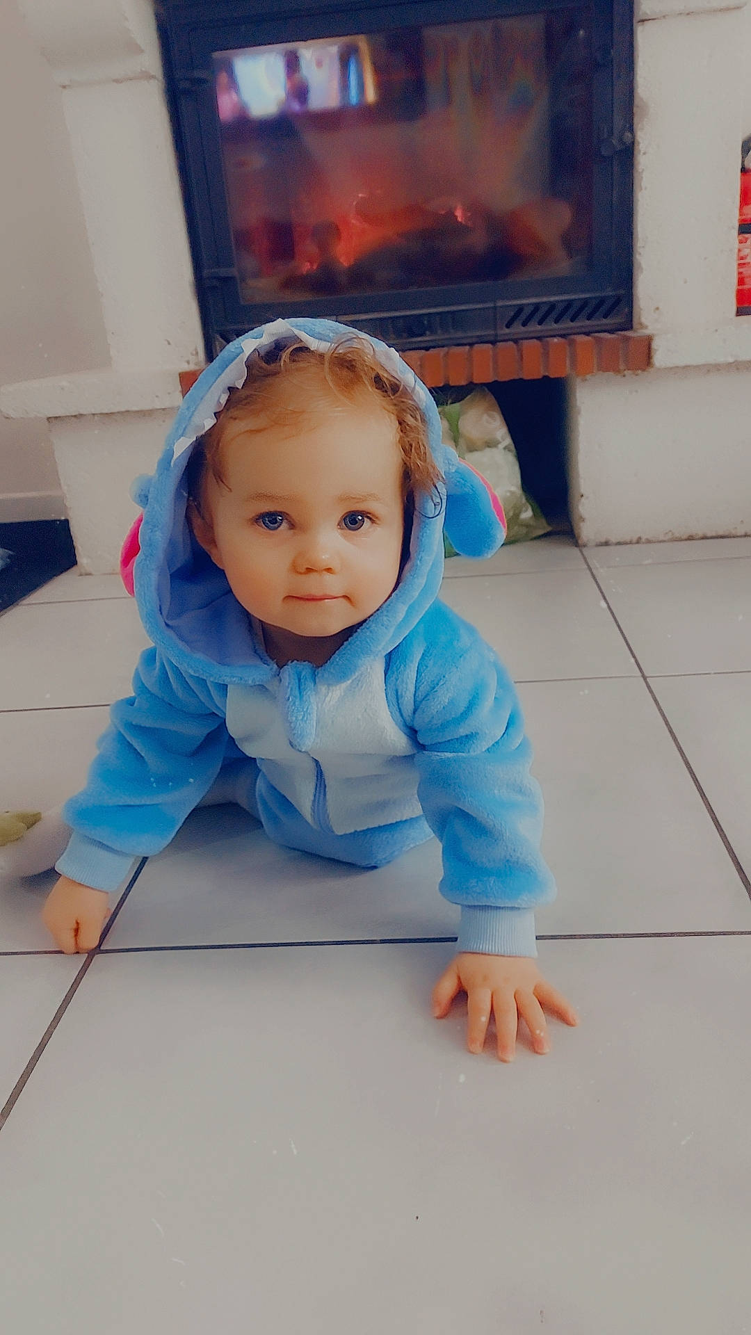 Kaïa a rejoint le concours — aidez-le/la à gagner de superbes lots ! baby, baby_toddler_clothing, barefoot, child, crawling, electric_blue, floor, flooring, foot, fun, happy, hardwood, person, room, sitting, sleeve, t_shirt, television, toddler, wood