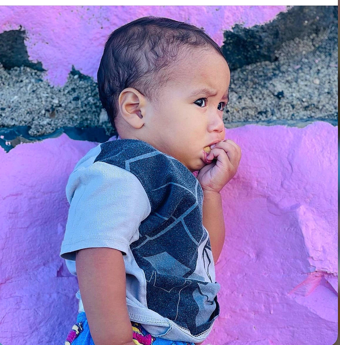 Manaiki participe au concours pour gagner de l'argent avec cette photo : baby, baby_toddler_clothing, beauty, blue, child, cool, electric_blue, flash_photography, fun, grass, happy, head, iris, magenta, neck, pattern, person, purple, sleeve, t_shirt