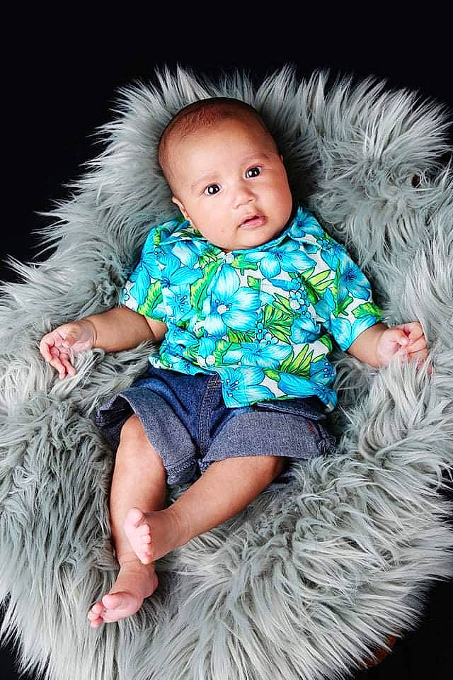 Manaiki participe au concours pour gagner de l'argent avec cette photo : arm, azure, baby_toddler_clothing, black, clothing, dress, face, facial_expression, flash_photography, green, iris, organ, outerwear, person, pink, skin, sleeve, standing, textile, toddler