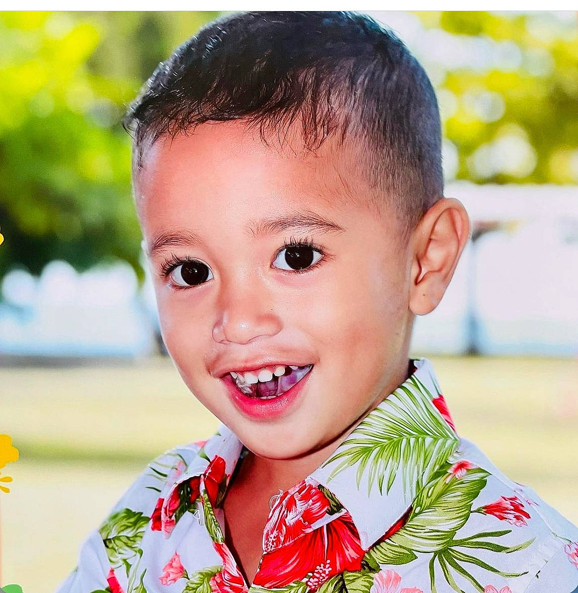 Heremoana participe au concours pour gagner de l'argent avec cette photo : child, event, face, fashion_accessory, formal_wear, fun, grass, happy, iris, joy, laugh, lip, nose, pattern, people_in_nature, person, photograph, portrait, portrait_photography, smile