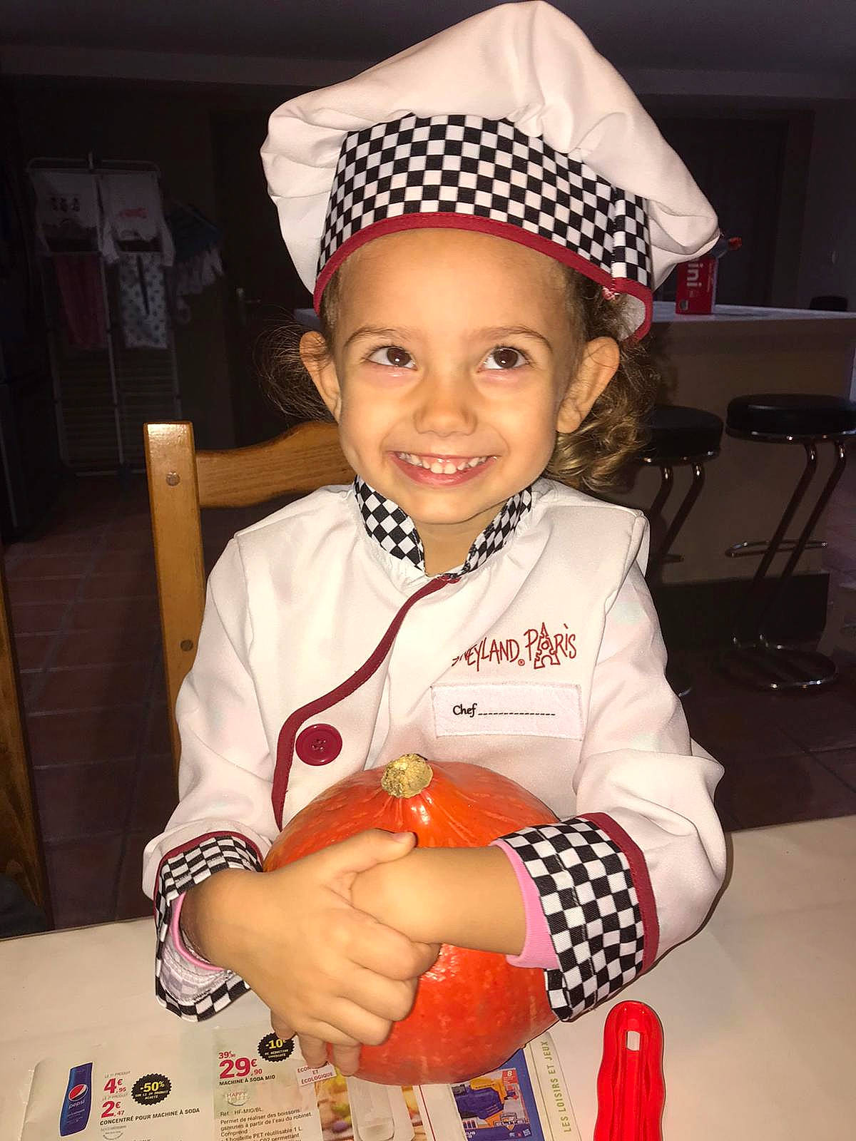 Elianah participe au concours pour gagner de l'argent avec cette photo : carmine, chair, child, costume, costume_hat, event, fashion_accessory, fun, happy, headwear, holiday, joy, laugh, mortarboard, nail, party, person, smile, thumb, toddler