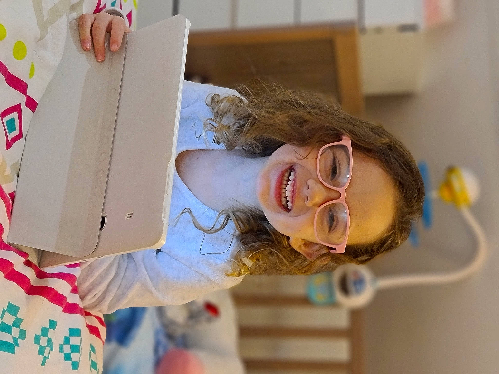 Elianah a rejoint le concours — aidez-le/la à gagner de superbes lots ! box, child, event, eyewear, fun, glasses, happy, jewellery, joy, leisure, paper_product, person, room, smile, sunglasses, tree, vacation, vision_care, wood