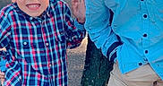 Tylio participe au concours pour gagner de l'argent avec cette photo : child, boy, outdoor, tree, car, casual_clothing, plaid_shirt, blue_shirt, pants, sneakers, daylight, sidewalk, grass, expression, posing, young, smile, standing, nature, fun