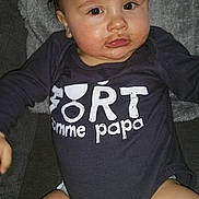 Tylio a rejoint le concours — aidez-le/la à gagner de superbes lots ! baby, infant, child, onesie, couch, blanket, soft_fabric, pouty_face, chubby_legs, indoor, portrait, cute, young_child, clothing, relaxed, seated, casual, face, person, home
