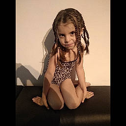 Zoé participe au concours pour gagner de l'argent avec cette photo : art, barefoot, chest, fashion_design, flash_photography, foot, fun, gesture, hair, happy, human_leg, knee, long_hair, monokini, pattern, person, sportswear, thigh, toddler, visual_arts