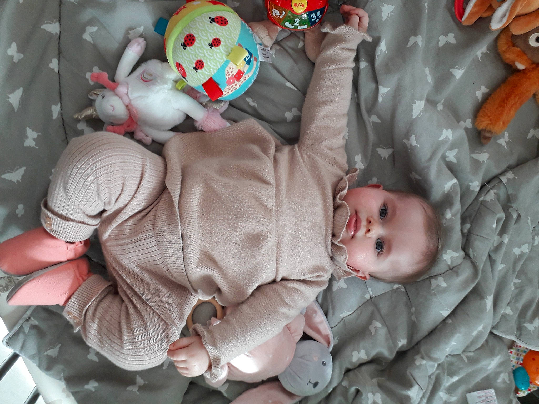 Garance participe au concours pour gagner de l'argent avec cette photo : baby, baby_products, baby_toddler_clothing, baby_toys, carmine, child, comfort, linens, pattern, person, room, sitting, toddler, white