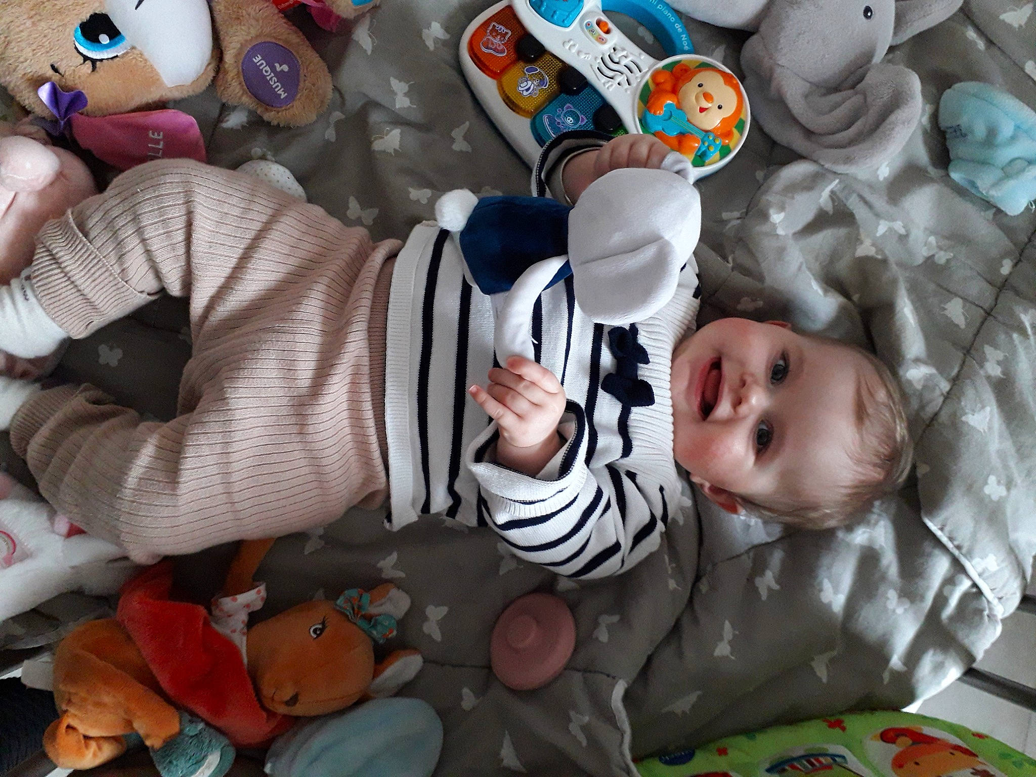 Garance a rejoint le concours — aidez-le/la à gagner de superbes lots ! art, baby, baby_products, baby_toddler_clothing, baby_toys, carmine, cheek, child, comfort, fun, happy, joy, linens, pattern, person, plastic, play, room, smile, toddler