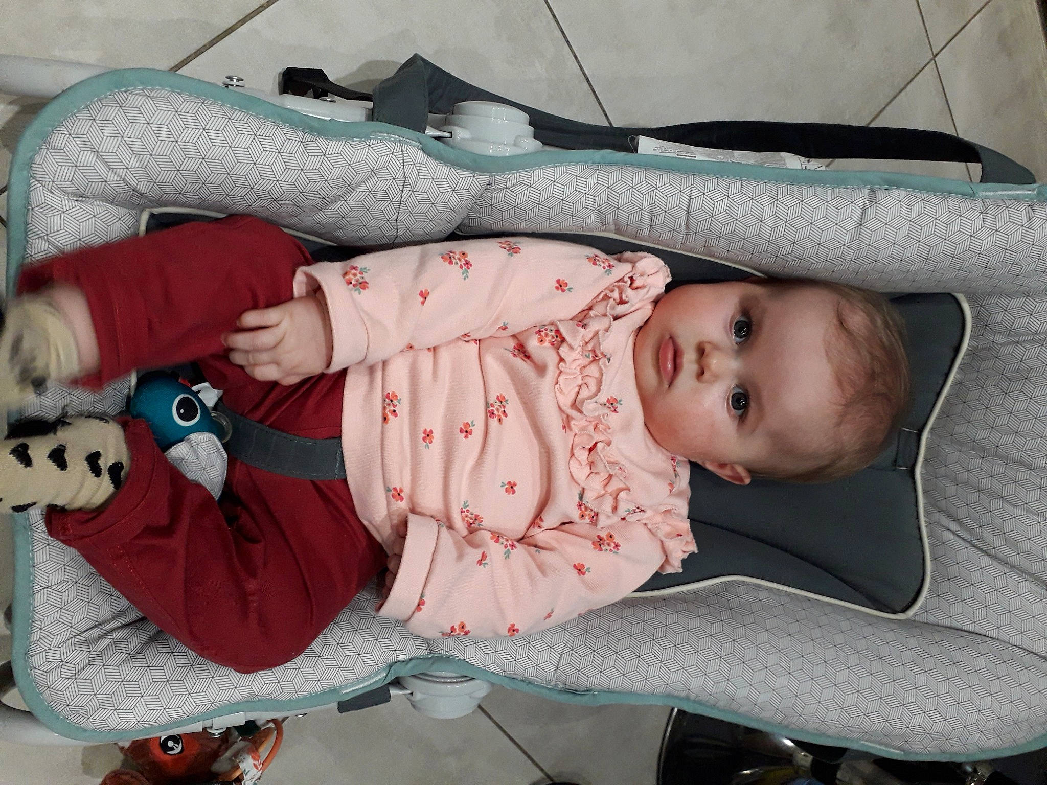 Garance participe au concours pour gagner de l'argent avec cette photo : arm, baby, baby_carriage, baby_products, baby_safety, baby_toddler_clothing, carmine, child, comfort, fun, lap, linens, pattern, person, product, room, sitting, sleeve, toddler, vacation