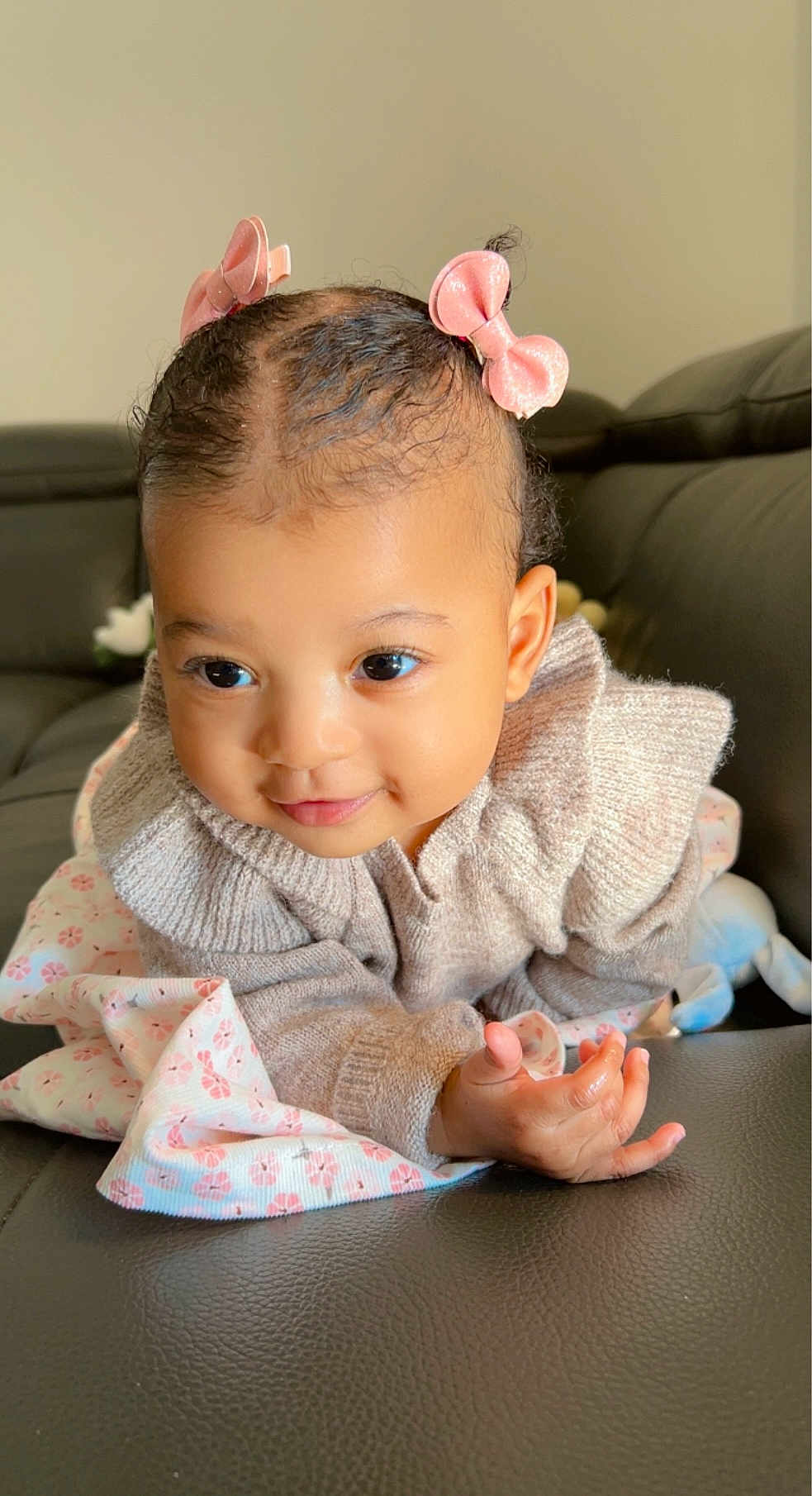 Noblesse Maelys a rejoint le concours — aidez-le/la à gagner de superbes lots ! baby, child, infant, face, smile, hair_bow, pink, knitted_sweater, blanket, couch, indoor, cute, adorable, person, young_child, portrait, skin, hand, happy, cozy