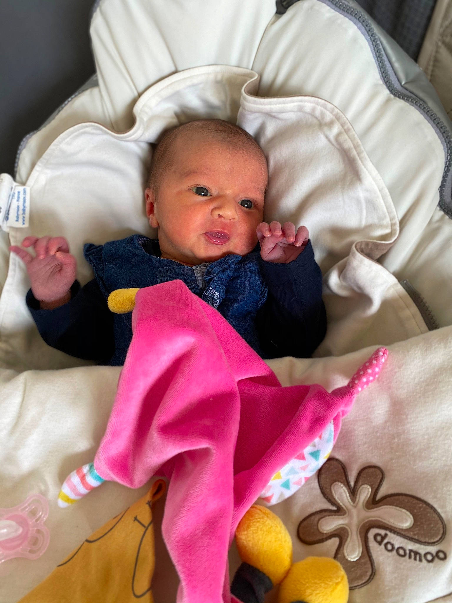 Maëlyne a rejoint le concours — aidez-le/la à gagner de superbes lots ! baby, birth, cheek, child, comfort, eye, linens, person, pink, room, skin, sleep, toddler