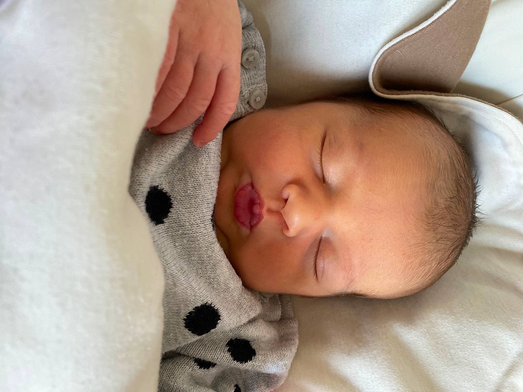 Maëlyne a rejoint le concours — aidez-le/la à gagner de superbes lots ! baby, baby_sleeping, bedtime, cheek, child, comfort, ear, eye, face, hand, head, lip, mouth, nap, neck, nose, person, skin, sleep, toddler