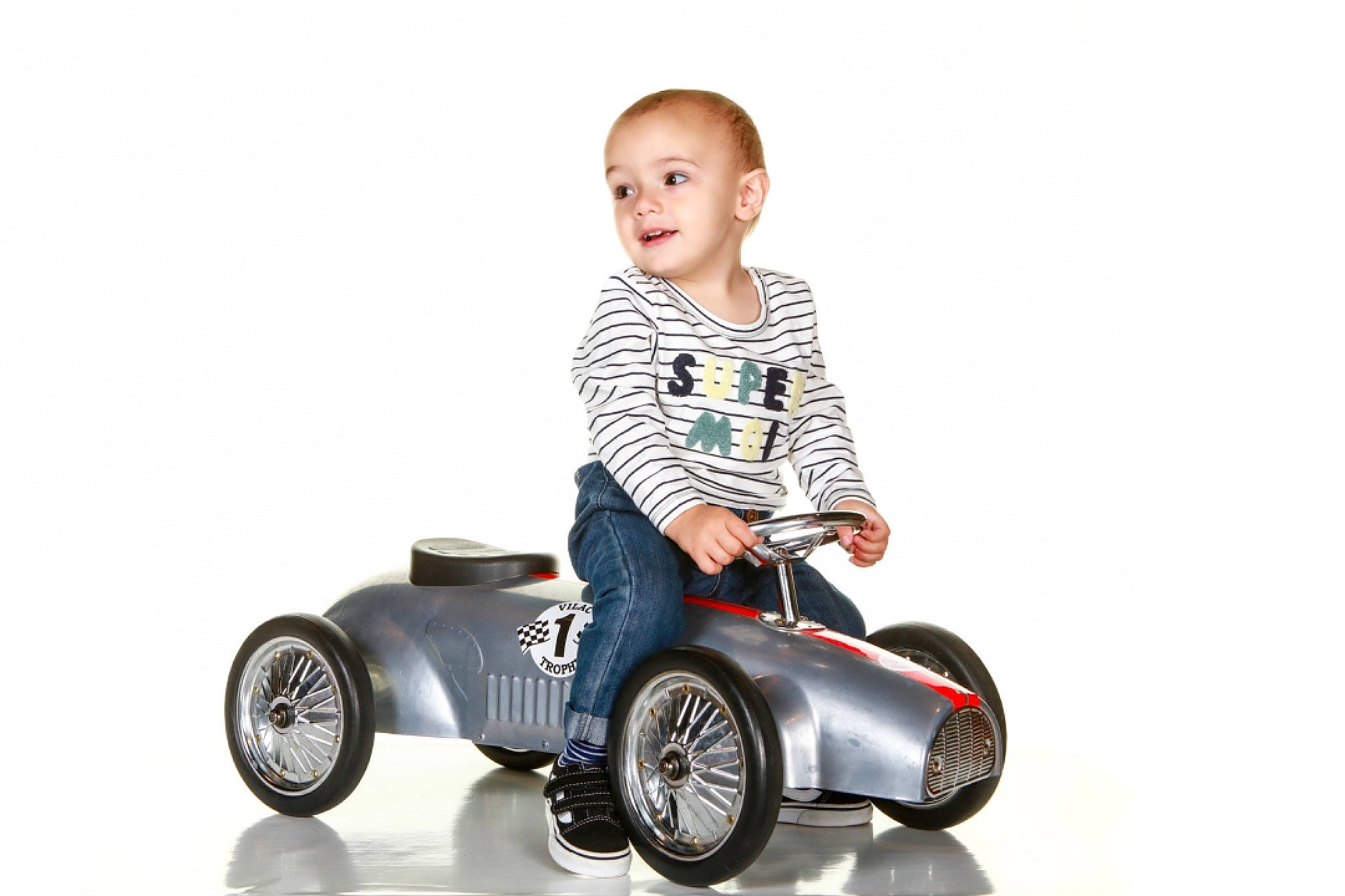 Léandro a rejoint le concours — aidez-le/la à gagner de superbes lots ! antique_car, automotive_design, automotive_wheel_system, car, classic_car, land_vehicle, model_car, person, radio_controlled_car, radio_controlled_toy, riding_toy, rim, toy, toy_vehicle, vehicle, vintage_car, wheel