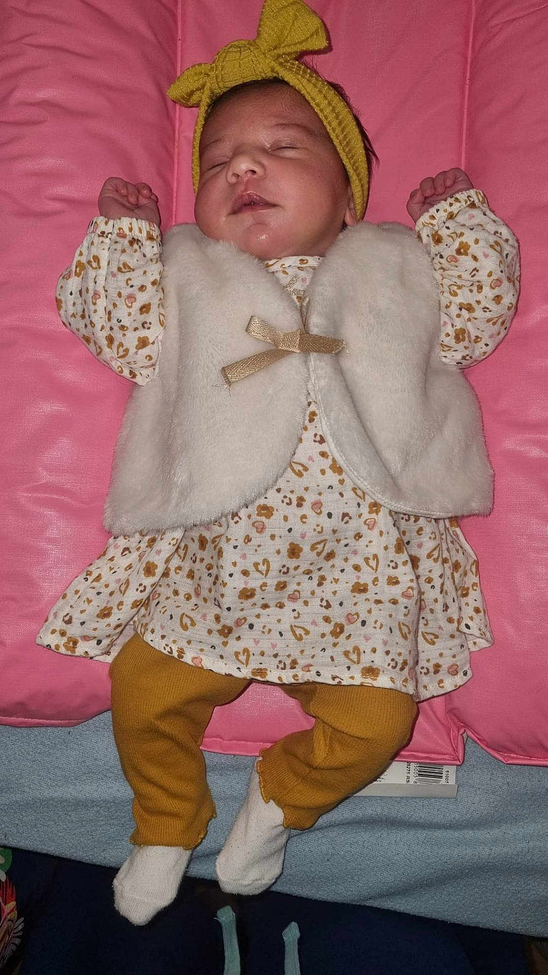 Beatriz Amaro participe au concours pour gagner de l'argent avec cette photo : baby, sleeping, headband, vest, leggings, socks, pink_cushion, patterned_dress, infant, child, cozy, soft_fabric, cute, indoors, rest, peaceful, portrait, small_hands, lying_down, adorable