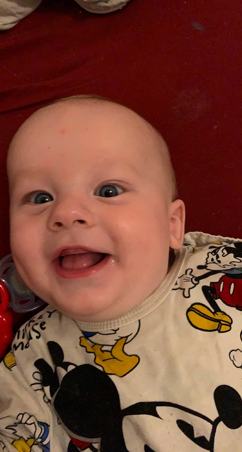 Noé a rejoint le concours — aidez-le/la à gagner de superbes lots ! baby, baby_toddler_clothing, cheek, chin, collar, eye, eyebrow, face, forehead, hair, happy, iris, lip, mouth, nose, person, pink, skin, sleeve, smile